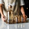 Service de Bouilloire à eau et jus 1l avec 6 verres et couvercle en bois Service de Bouilloire à eau et jus 1l avec 6 verres et couvercle en bois