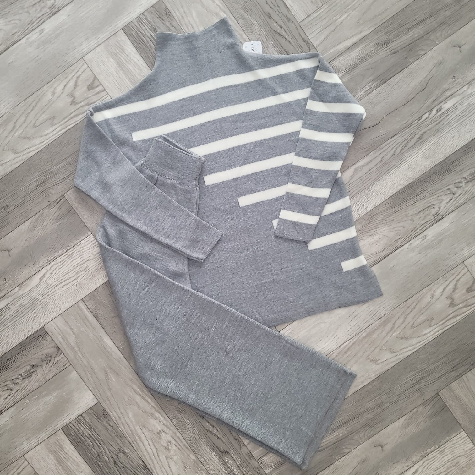 Ensemble de 2 pièces pour femmes modèle gris rayé blanc